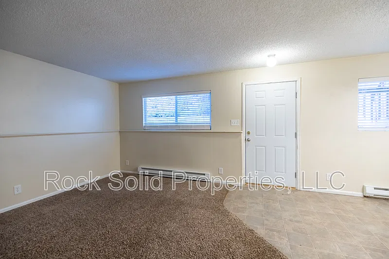 3 bed, 1.0 bath, 950 sqft, $1,250 — Photo 4