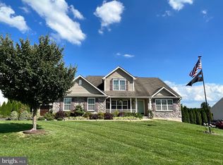 218 Pleasant View Dr, Douglassville, PA 19518