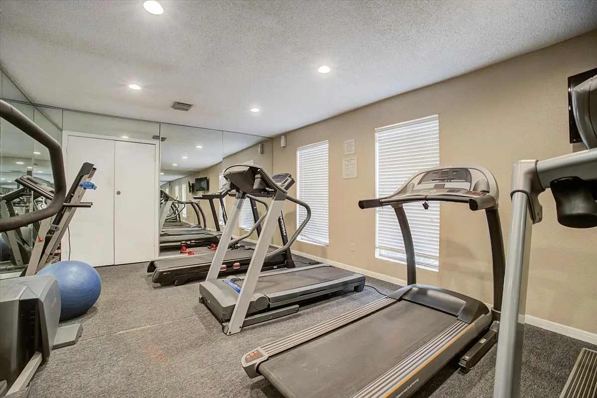 2 bed, 1035 sqft, $1,395 — Photo 3