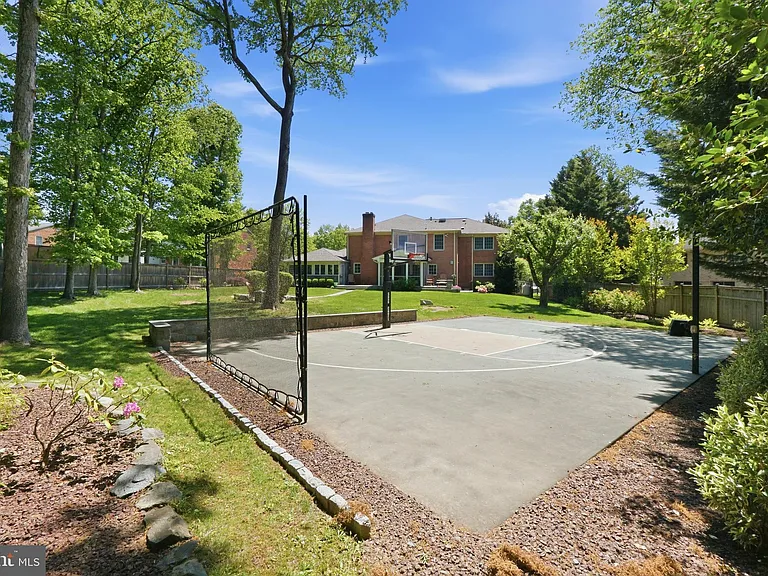 9904 Hall Rd — Photo 33