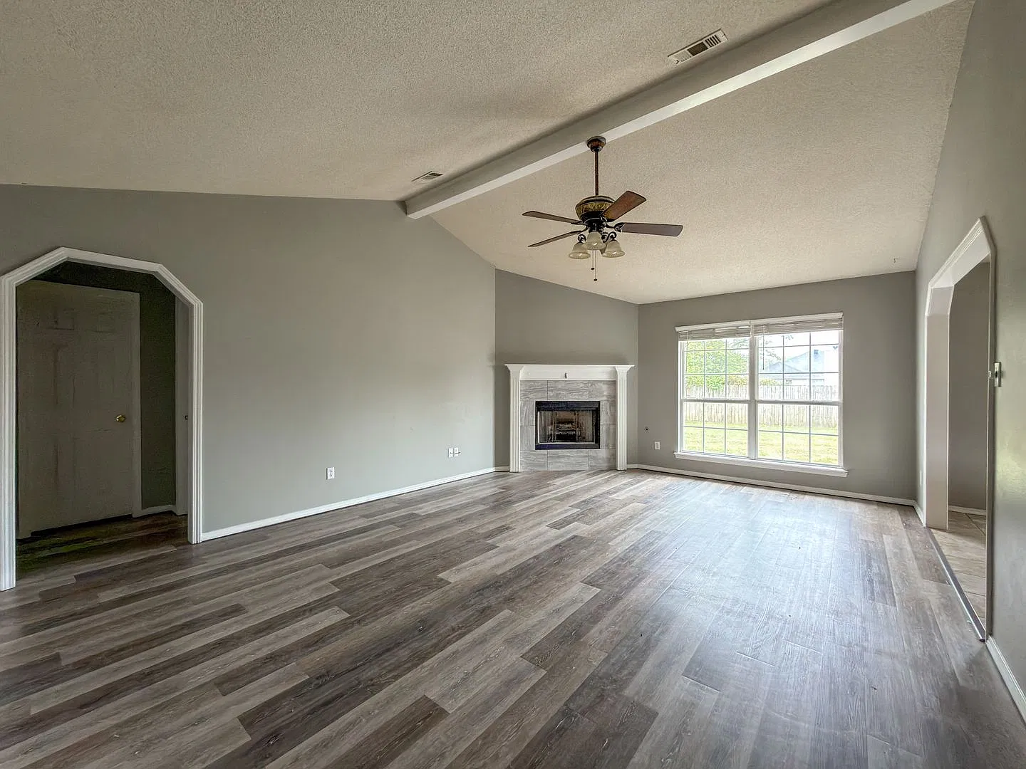 Beautiful 3 Bed/2 Bath/2-Car Garage in Greenwood — Photo 2
