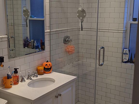 5th image of 3810 N Kenmore Ave #3S