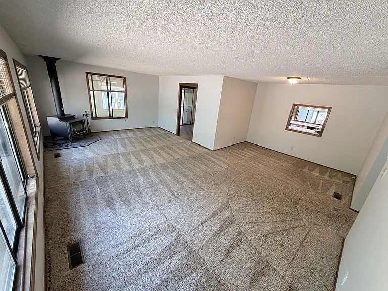 2525 Crestview Dr S — Photo 3
