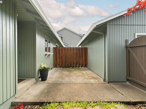 3rd image of 3097 SE Blue Bird Dr