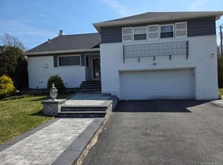 838 Pepperidge Rd, Westbury, NY 11590