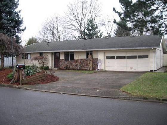2nd image of 8317 NE Lewis Dr