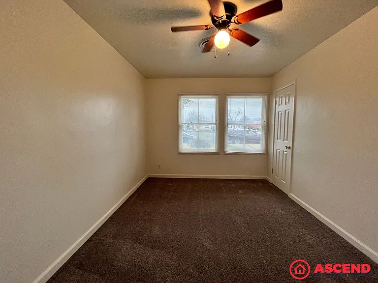 1305 S Chester Ave — Photo 14