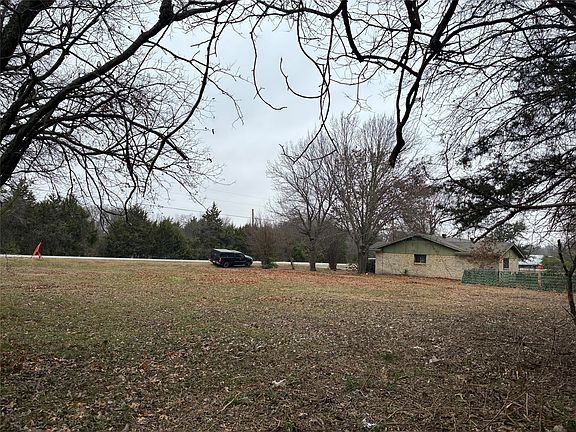 2nd image of 1118 N Lancaster Hutchins Rd