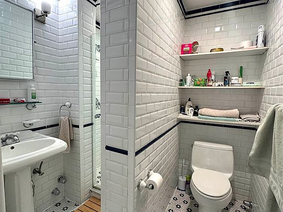 4th image of 324 W 47th St APT 3C