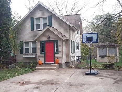 208 Thorpe Dr photo 1