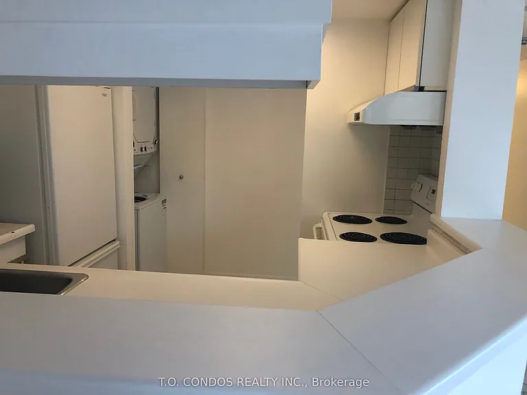 1001 Bay St #404 — Photo 3