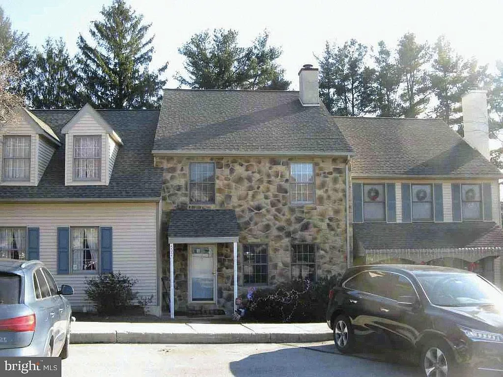 3 bed, 2.5 bath, 1908 sqft, $3,000 — Photo 1