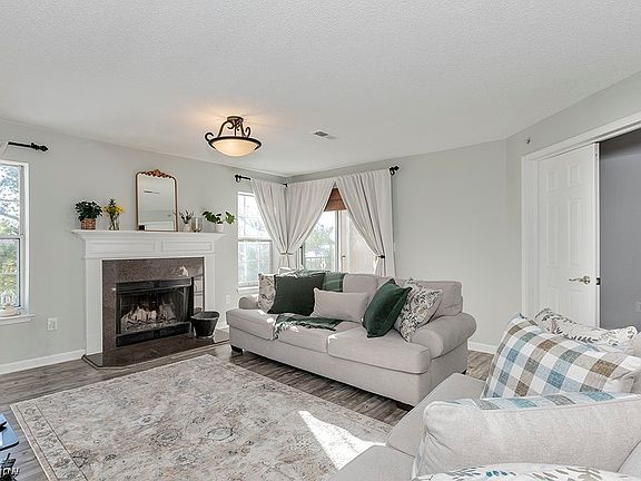 5th image of 240 Fox Hollow Dr APT 304