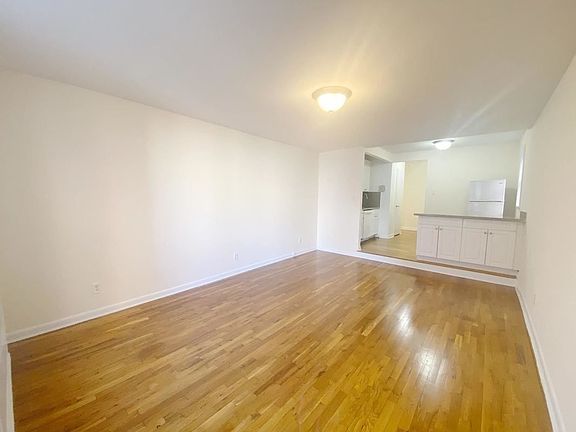 2nd image of 139 E 27th St APT 5c