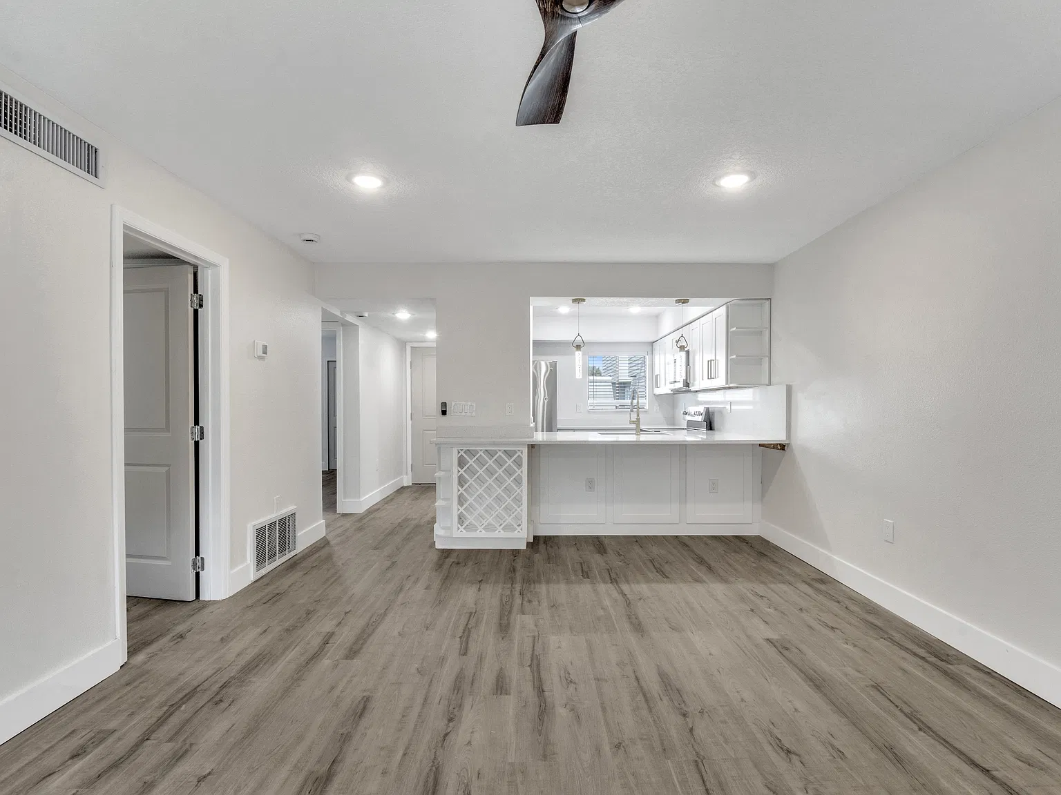 238 Scottsdale Sq — Photo 3
