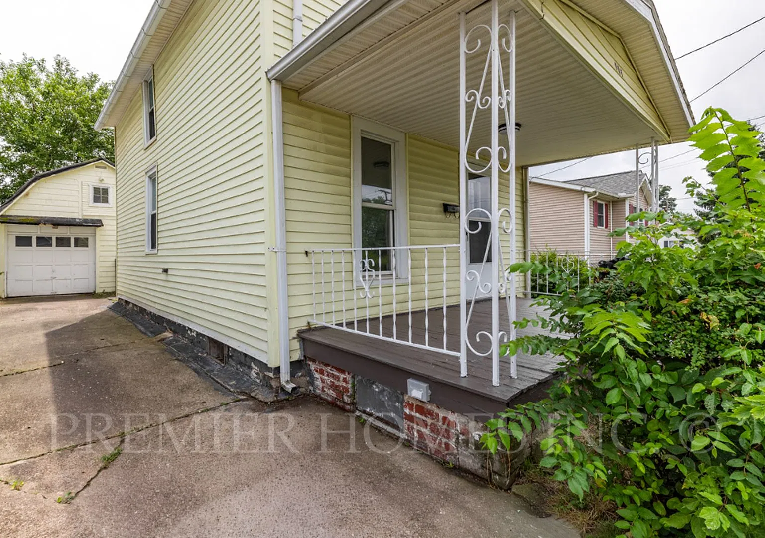 Single-Family Home 2BR/1BA with Garage & Fenced Yard! -908 7th St NE — Photo 2