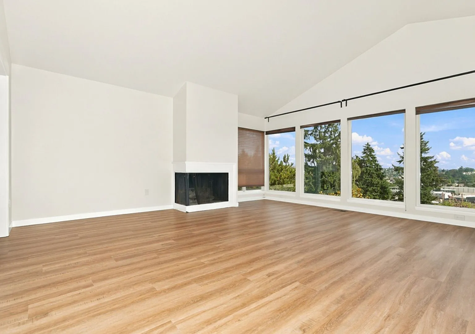 Spacious 2 bed, 2 bath, views, laundry in unit, quiet 4 unit building. — Photo 3