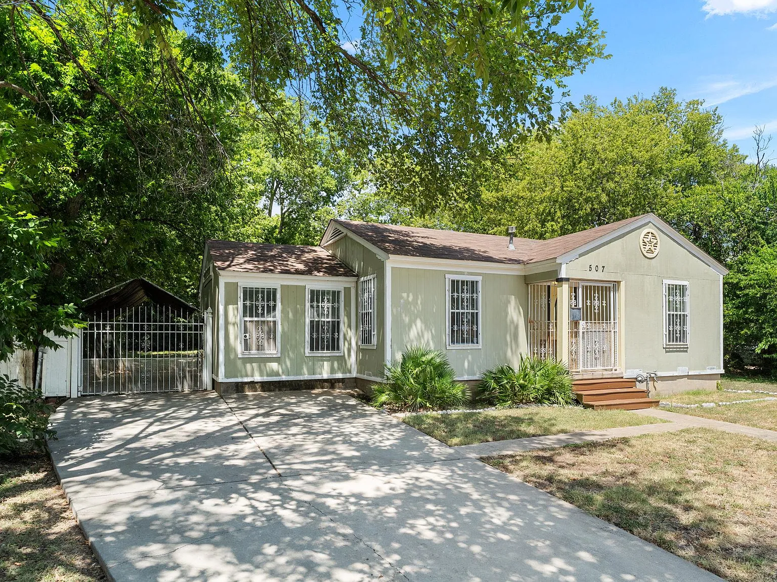 3 bed, 2.0 bath, 976 sqft, $1,200 — Photo 3