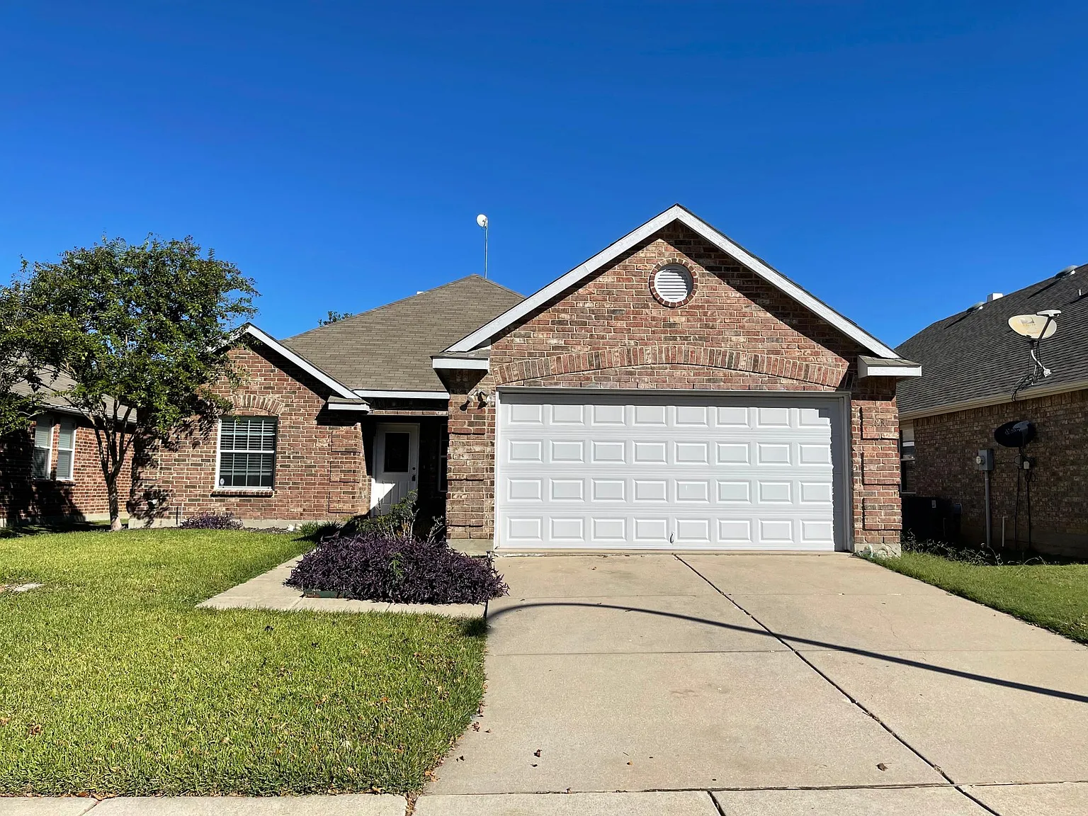 1937 Creek Crossing Dr — Photo 1