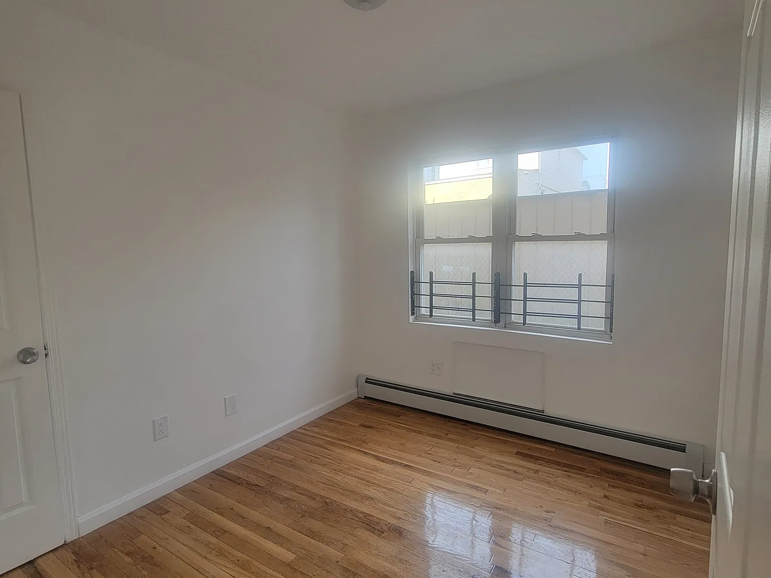 3 bed, 1100 sqft, $3,811 — Photo 4