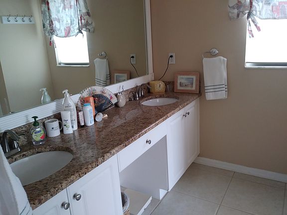 5th image of 844 SW 37th Ter