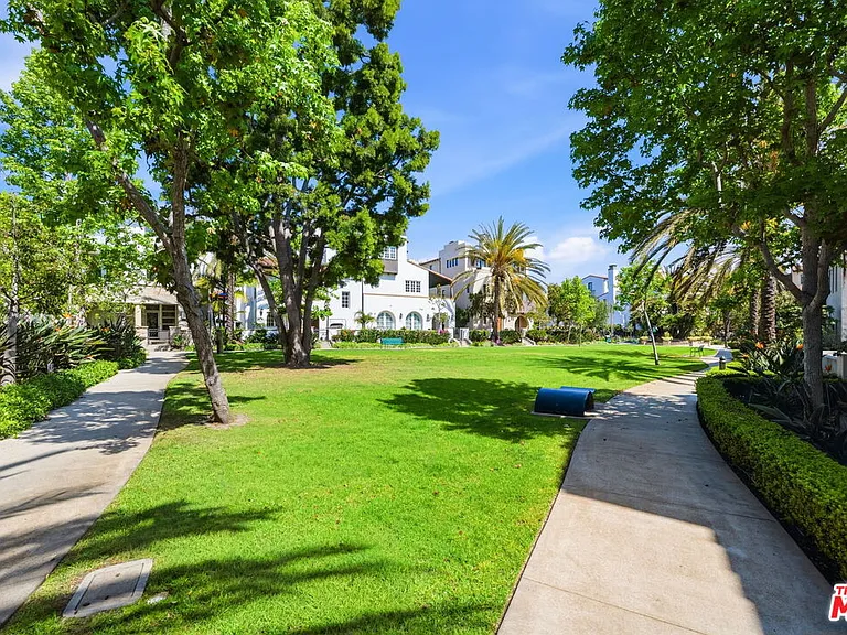 13079 Bluff Creek Dr — Photo 32