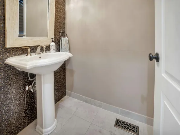 5 Boulevard image 12 of 37