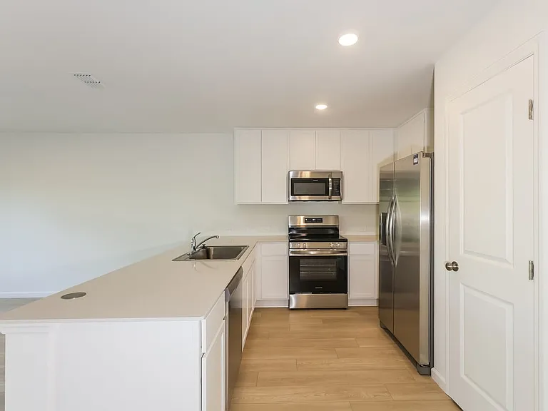 447 Artemis St — Photo 8