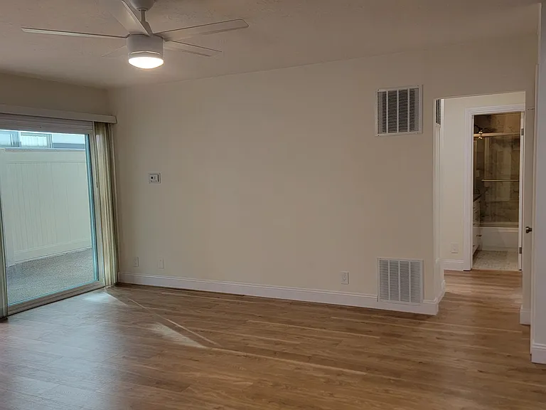 1020 Granville Ave #103 — Photo 5