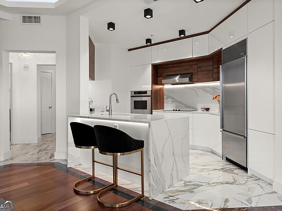 5th image of 2828 Peachtree Rd NE APT 701