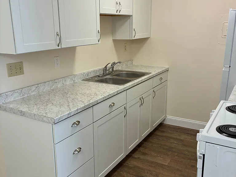 196 Maple Ave #7 — Photo 5
