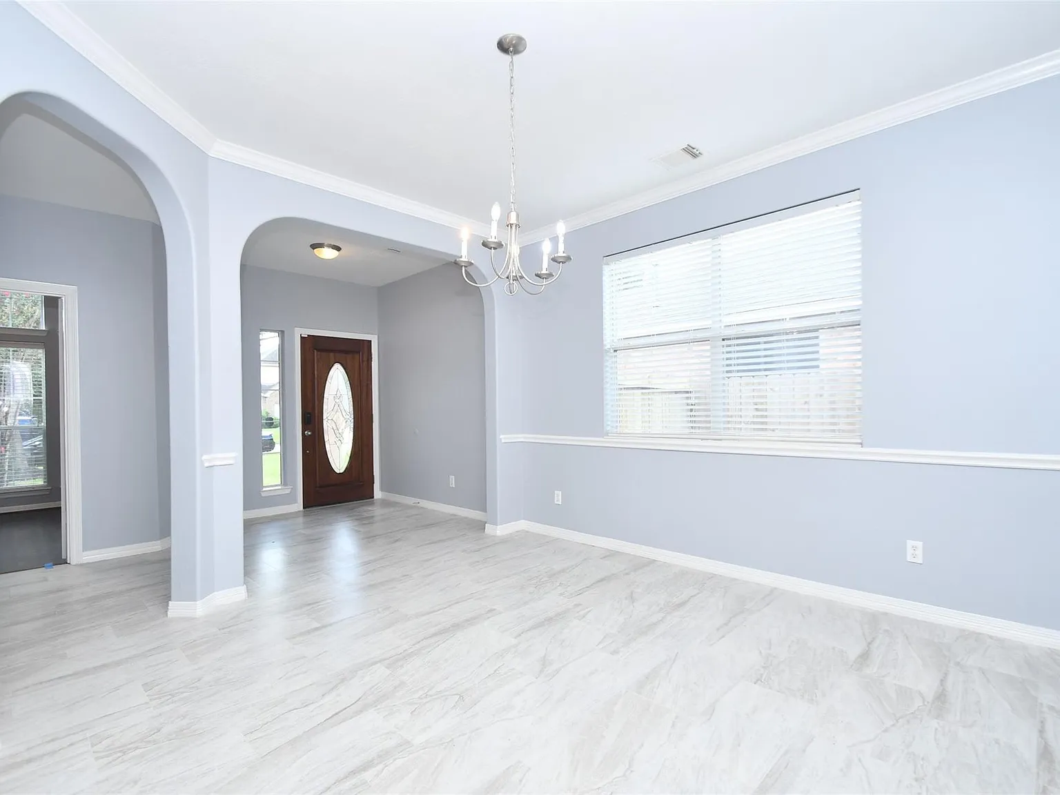 4 bed, 2.0 bath, 2110 sqft, $2,400 — Photo 3