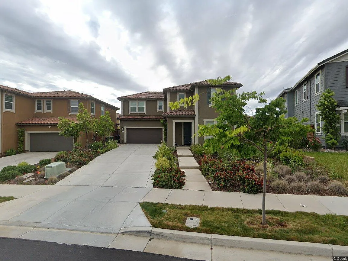 4 bed, 2278 sqft, $3,200 — Photo 2