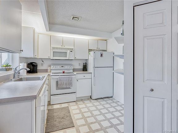 4th image of 365 Woodford Ave APT 32