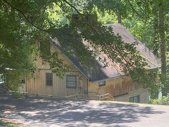 2nd image of 460 Lakeview Dr