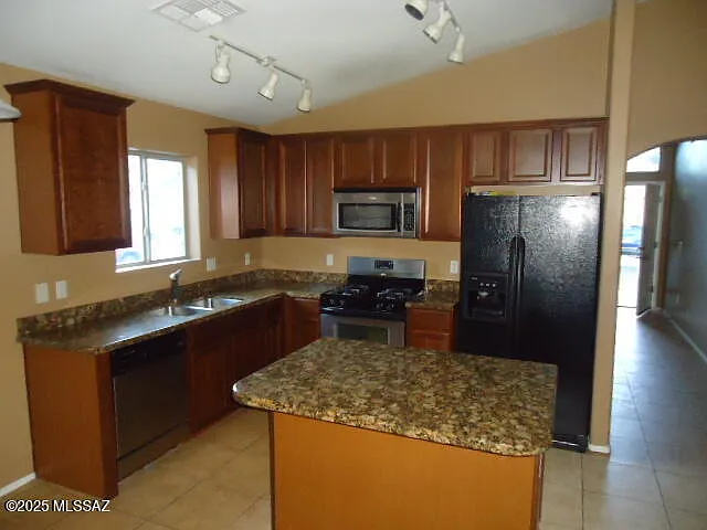 4 bed, 2.0 bath, 1765 sqft, $2,100 — Photo 3