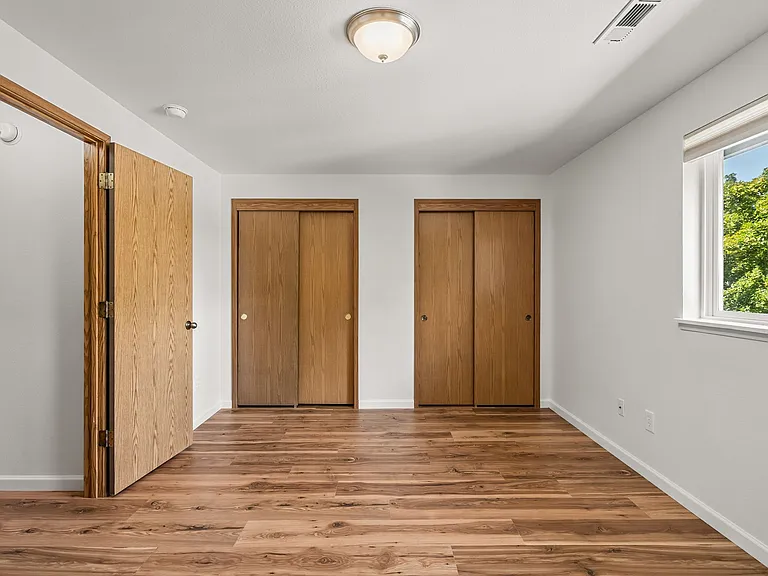 Talent Parkside Apartments — Photo 18