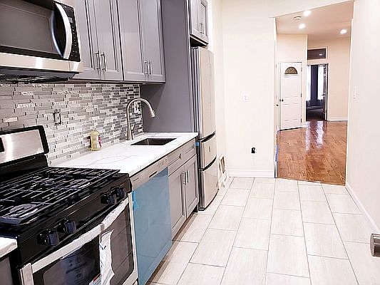 1st image of 1465 Jefferson Ave Floor 1