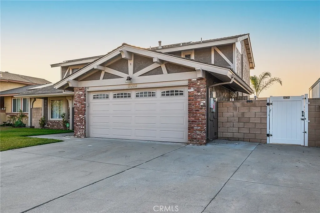 4 bed, 2.5 bath, 2307 sqft, $4,000 — Photo 1