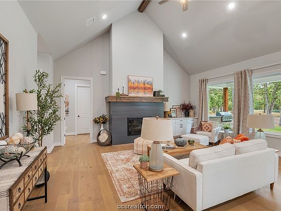 4th image of 5529 Woodland Park Dr