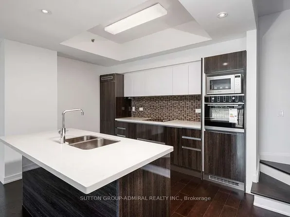 220 George St #Townhouse 02, Toronto, ON M5A 2N1