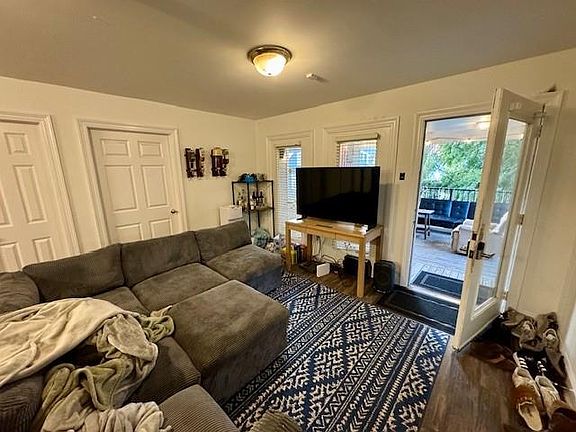 5th image of 834 Broadway St APT D