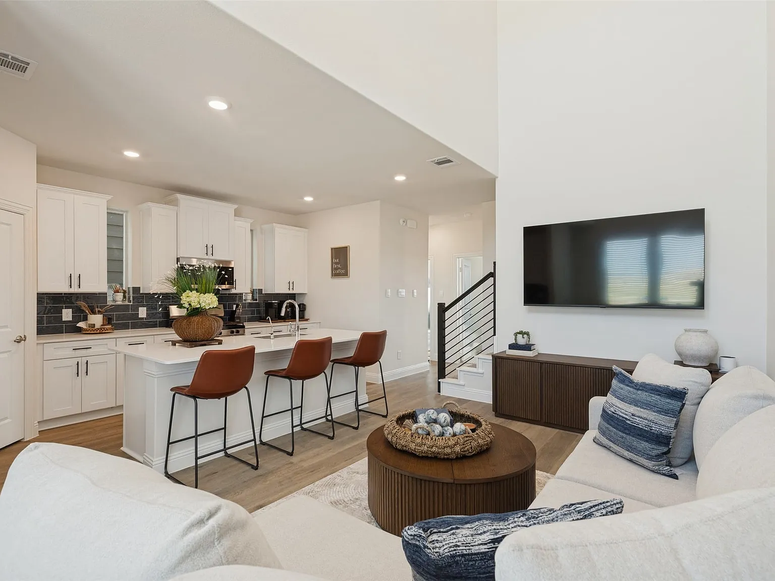 3 bed, 3.0 bath, 1727 sqft, $5,000 — Photo 4