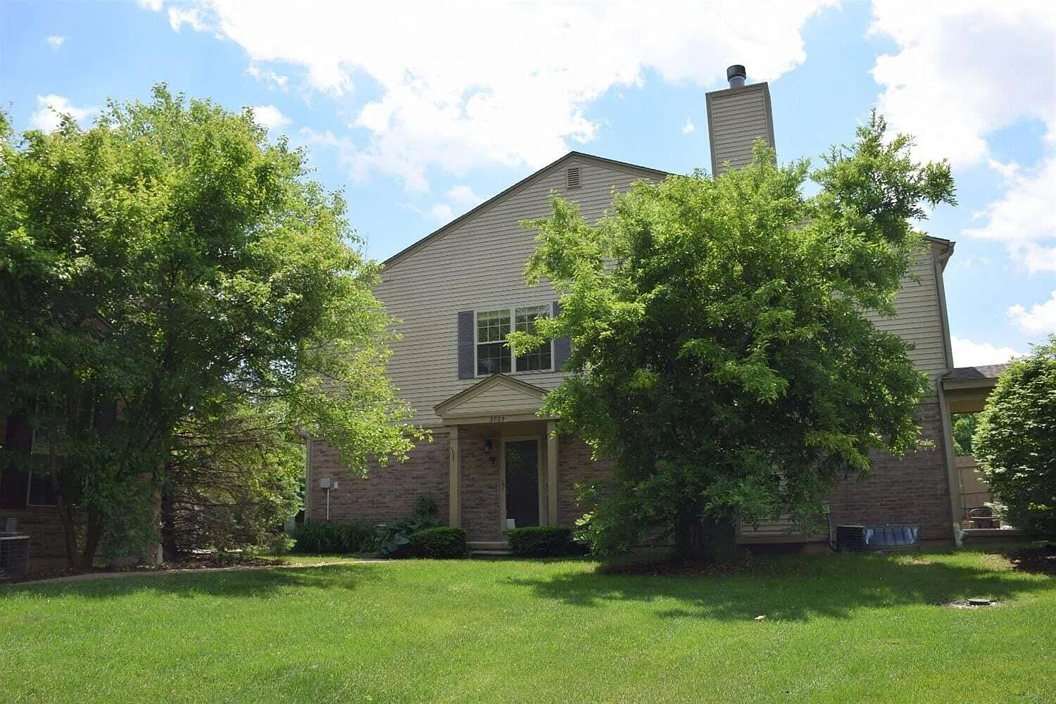 2 bed, 1.0 bath, 1012 sqft, $2,000 — Photo 1