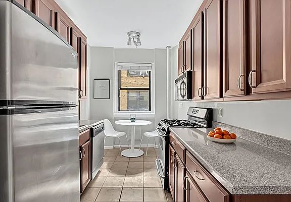 4th image of 315 E 77th St APT 4E