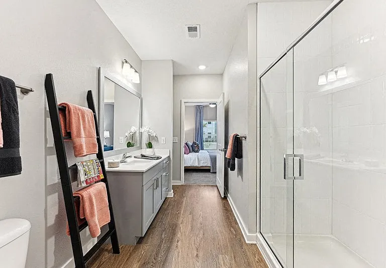 District West — Photo 12