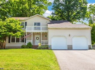 2 Tracy Ct, Oak Ridge, NJ 07438