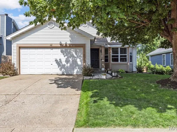 33 Kingspointe Dr, Saint Peters, MO 63376