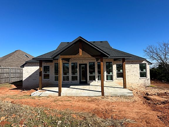 4th image of 2319 Oakridge Dr