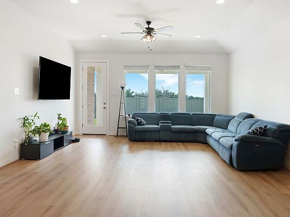 3rd image of 316 Amista Dr